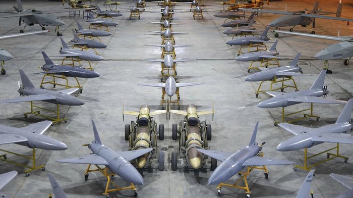Iran Pamer 1.000 Drone Baru dengan Kekuatan Siluman In this photo provided Monday, Jan. 13, 2025, by the Iranian Army, domestically-built drones are displayed in a ceremony to deliver the drones to the army in an undisclosed location in Iran. (Iranian Army via AP)