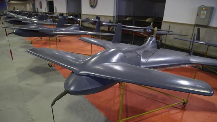 Iran Pamer 1.000 Drone Baru dengan Kekuatan Siluman In this photo provided Monday, Jan. 13, 2025, by the Iranian Army, domestically-built drones are displayed in a ceremony to deliver the drones to the army in an undisclosed location in Iran. (Iranian Army via AP)
