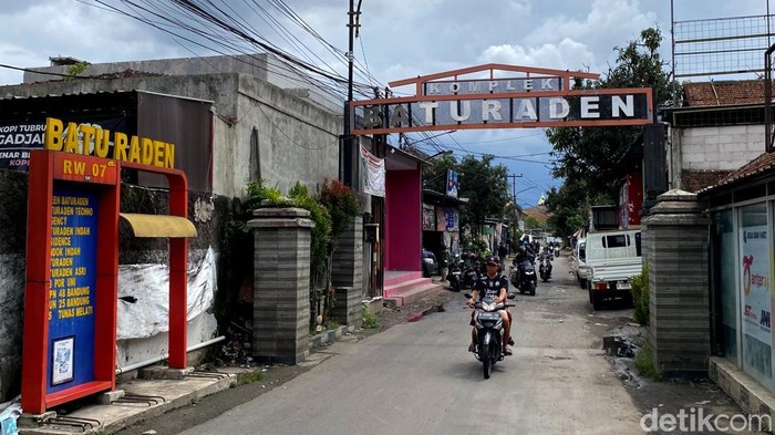 Jalan Baturaden Raya, RW 07, Kelurahan Mekarjaya, Kecamatan Rancasari, Senin (13/1)