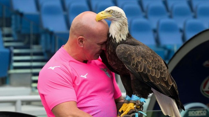 ROME, ITALY - OCTOBER 06: SS Lazio falconer Juan Bernabe and The SS Lazio mascot Olimpia the eagle into the stadium prior the Serie match between Lazio and Empoli at Stadio Olimpico on October 06, 2024 in Rome, Italy. (Photo by Silvia Lore/Getty Images)