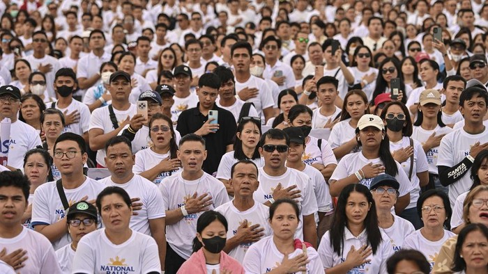 Jutaan Warga Filipina Turun ke Jalan, Tolak Wapres Sara Duterte Dimakzulkan A man waves a flag as he participates in the National Rally for Peace organized by a religious group in support of Philippine Vice President Sara Duterte, who is facing impeachment complaints, in Manila, Monday, Jan. 13, 2025. (AP Photo/Noel Celis)