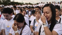 Sekitar 1,5 juta orang telah memenuhi Quirino Grandstand yang bersejarah di Kota Manila dan jalan-jalan di dekatnya hingga tengah hari, menurut polisi, menjelang acara pukul 4 sore.