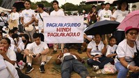 Anggota Iglesia ni Cristo dengan mengenakan kemeja putih, mengadakan unjuk rasa untuk perdamaian pada Senin (13/1) di tengah perseteruan yang semakin dalam antara Wapres Duterte dan Presiden Ferdinand Marcos Jr.