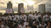 Presiden Marcos Jr sendiri telah menjauhkan diri dari upaya untuk menggulingkan Duterte, dan menyebut keretakannya dengan wakil presiden tersebut sebagai sebuah “badai dalam cangkir teh”.
