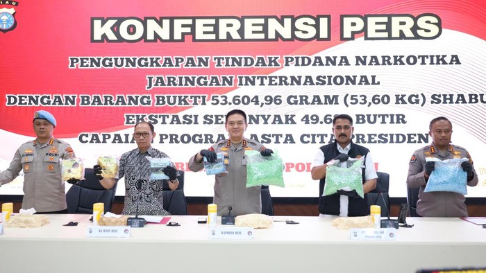 Kapolda Riau Irjen Mohammad Iqbal bareng Direktur Narkoba Kombes Putu Yudha Prawira, Kabid Humas Kombes Pol Anom Karibianto dan Kabid Propam Kombes Edwin L Sengka. (dok. Istimewa)