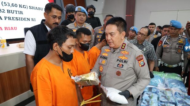 Kapolda Riau Irjen Mohammad Iqbal menginterogasi salah seorang tersangka penyalahgunaan narkotika. (dok. Istimewa)