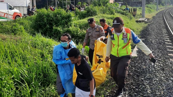 Proses evakuasi kakek 72 tahun yang tewas tersambar KA di Prambanan, Klaten, Selasa (14/1/2025).