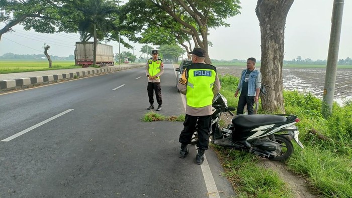 Polisi saat mendatangi TKP diduga tabrak lari di Jalan Lingkar Pati Selatan, Selasa (14/1/2025).