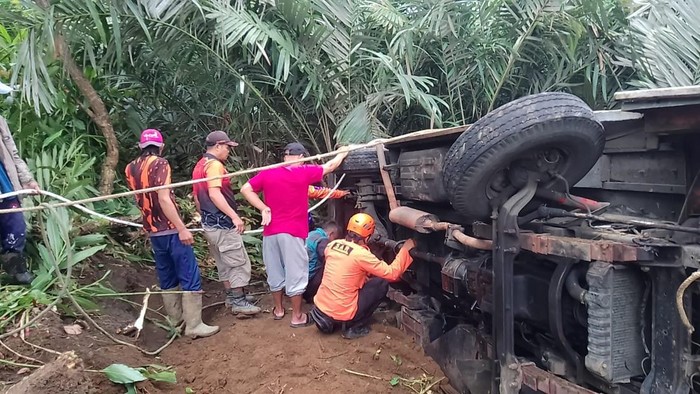 Mikro bus yang membawa 4 penumpang terguling ke kebun salak di Desa Pagentan, Kecamatan Pagentan, Banjarnegara.