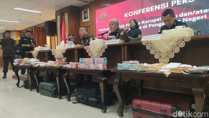 Kejaksaan Agung menggelar konferensi pers usai menangkap Eks Ketua PN Surabaya, Rudi Suparmono, terkait kasus suap vonis bebas Ronald Tannur. Foto: Dwi/detikcom