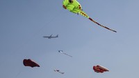Awalnya, menerbangkan layang-layang merupakan hobi yang hanya diperuntukkan bagi keluarga kerajaan dan orang kaya. Namun, dalam beberapa tahun terakhir, telah berkembang menjadi festival yang terbuka untuk umum, dengan peserta yang berasal dari Jepang, Italia, Inggris, Kanada, Tiongkok, Indonesia, Singapura, Amerika Serikat, Malaysia, Australia, Prancis, dan Brasil.