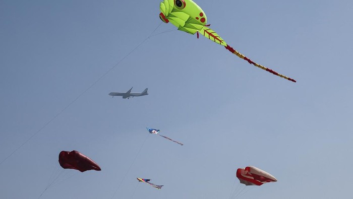 Kite enthusiasts fly kites during the International Kite Festival in Ahmedabad, India, January 13, 2025.REUTERS/Amit Dave     TPX IMAGES OF THE DAY