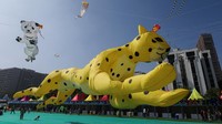 Menerbangkan layang-layang menjadi tradisi bagi warga India selama Hari Kemerdekaan untuk merayakan kemerdekaan mereka dari penjajahan Inggris. Selain mengibarkan bendera nasional pada tanggal 15 Agustus, warga India juga menerbangkan layang-layang sebagai simbol kemerdekaan, kegembiraan, dan patriotisme.