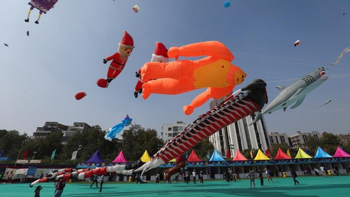 Kite enthusiasts fly kites during the International Kite Festival in Ahmedabad, India, January 13, 2025.REUTERS/Amit Dave TPX IMAGES OF THE DAY