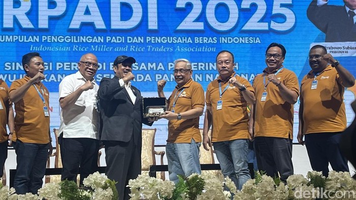 Kepala Badan Perencanaan Pembangunan Nasional (Bappenas) atau Menteri Perencanaan Pembangunan Nasional (PPN), Rachmat Pambudy bersama Perpadi di Solo, Selasa (14/1/2025).