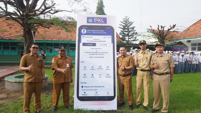 Kepsek dan para guru meluncurkan aplikasi siPKL di halaman SMKN 1 Sumenep.