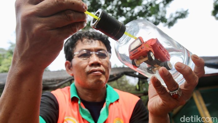 Keren! Kerajinan Bernilai Seni Tinggi ini dari Barang Bekas Keren! Kerajinan Bernilai Seni Tinggi ini dari Barang Bekas
Petugas Badan Air Jakarta Selatan, Agus Mujiono mengubah sampah menjadi barang seni. Yuk lihat hasil karyanya.