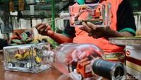 Sejak tiga bulan terakhir, Agus Mujiono memanfaatkan sampah yang dia dapat dari sungai menjadi barang seni bernilai tinggi.  