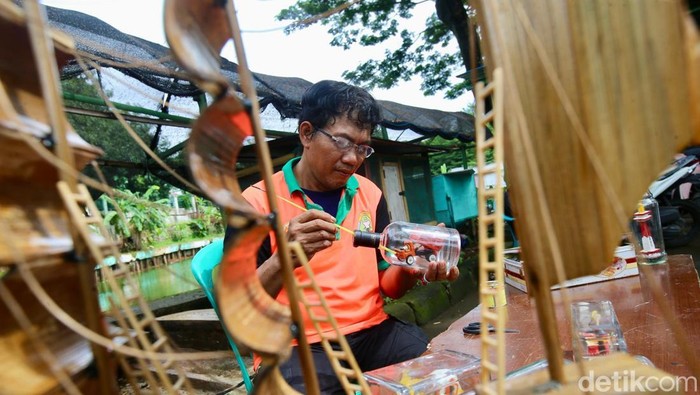 Keren! Kerajinan Bernilai Seni Tinggi ini dari Barang Bekas Keren! Kerajinan Bernilai Seni Tinggi ini dari Barang Bekas
Petugas Badan Air Jakarta Selatan, Agus Mujiono mengubah sampah menjadi barang seni. Yuk lihat hasil karyanya.
