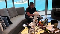 Saat berada di Qatar, Khabib Nurmagomedov  menikmati afternoon tea di hotel tempatnya tinggal. Sensasinya berbeda karena pemandangan laut dan city view yang indah. Foto: Instagram/Khabib Nurmagomedov
