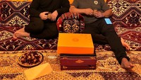 Saat di Dubai, Khabib Nurmagomedov juga menyempatkan diri bertemu dengan pelatihnya sambil menikmati kurma dan kopi Arab. Foto: Instagram/Khabib Nurmagomedov