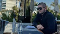Ini adalah keseruan Khabib Nurmagomedov saat berkunjung ke Dubai. Ia mampir ke restoran yang punya pemandangan Burj Al Arab yang ikonik Foto: Instagram/Khabib Nurmagomedov