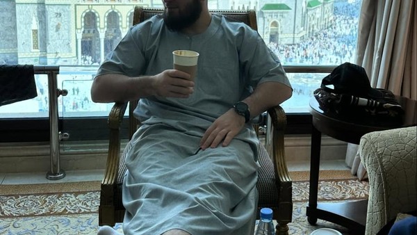 Momen Khabib Nurmagomedov saat Ngopi di Mekkah hingga Dubai