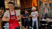 Salah satu yang menarik adalah ketika pria kelahiran 20 September 1988 tersebut mampir ke restoran Chef Burak yang ada di Turki. Foto: Instagram/Khabib Nurmagomedov