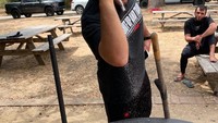 Gaya Khabib Nurmagomedov saat memanggang steak ini juga mencuri perhatian. Gayanya saat menabur garam ke steak meniru gaya Salt Bae. Foto: Instagram/Khabib Nurmagomedov