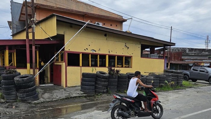 Kondisi pos Brimob di Mimika pascapenyerangan sekelompok OTK.