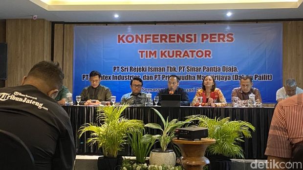 Konferensi pers para kurator yang menangani kepailitan PT Sri Rejeki Isman Tbk (Sritex), PT Sinar Pantja Jaya, PT Bitratex, dan PT Primayudha di Hotel All Stay, Kota Semarang, Senin (13/1/2025) malam.
