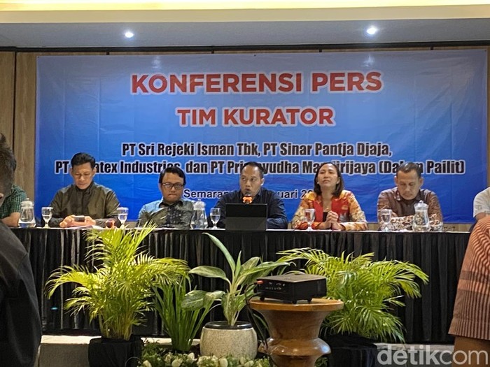 Konferensi pers para kurator yang menangani kepailitan PT Sri Rejeki Isman Tbk (Sritex), PT Sinar Pantja Jaya, PT Bitratex, dan PT Primayudha di Hotel All Stay, Kota Semarang, Senin (13/1/2025) malam.