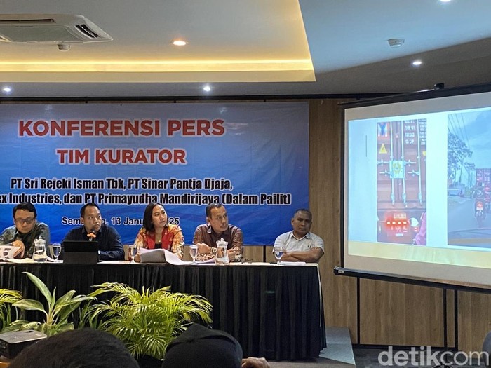 Konferensi pers para kurator yang menangani kepailitan PT Sri Rejeki Isman Tbk (Sritex), PT Sinar Pantja Jaya, PT Bitratex, dan PT Primayudha di Kota Semarang, Senin (13/1/2025) malam.