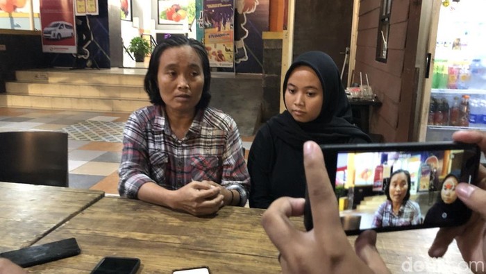 Korban kecelakaan oleh Darso, Tutik didampingi anaknya Zalfa di warung makannya, kawasan XT Square, Umbulharjo, Kota Jogja, Selasa (14/1/2025).