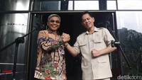 Keduanya melakukan salam komando seusai jumpa pers.  