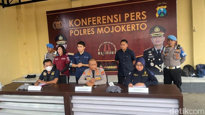 Ledakan di rumah polisi Mojokerto tewaskan ibu dan anak