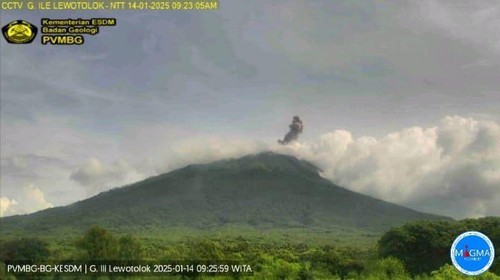 Gunung Ile Lewotolok di Kabupaten Lembata, NTT, kembali meletus, Selasa (14/1/2025), pukul 09.22 Wita.