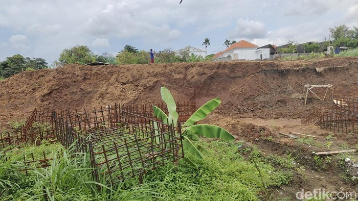 Lokasi proyek pembangunan yang diduga rusak saluran irigasi sawah di Canggu, Kuta Utara, Badung, Selasa (14/1/2025).