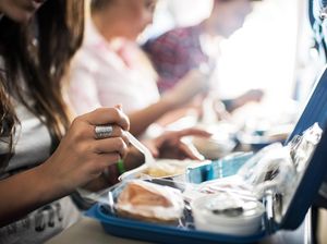 Merasa Lesu hingga Dehidrasi saat Naik Pesawat? Hindari Makanan-makanan Ini
