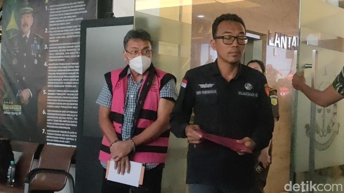 Mantan Direktur Pengembangan Bisnis PT Perusahaan Perdagangan Indonesia (PT PPI), Charles Sitorus bungkam usai diperiksa Kejagung (Dwi R/detikcom)