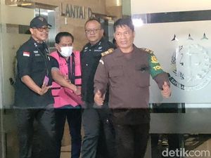 Penampakan Eks Ketua PN Surabaya Berbaju Tahanan Dibawa ke Rutan