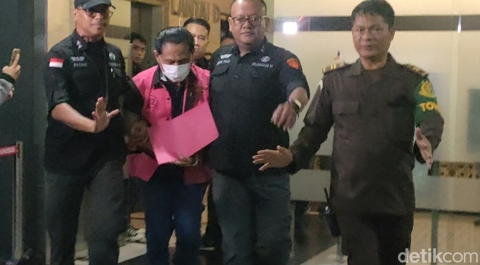 Mantan Ketua Pengadilan Negeri (PN) Surabaya Rudi Suparmono ditetapkan menjadi tersangka. (Dwi/detikcom)