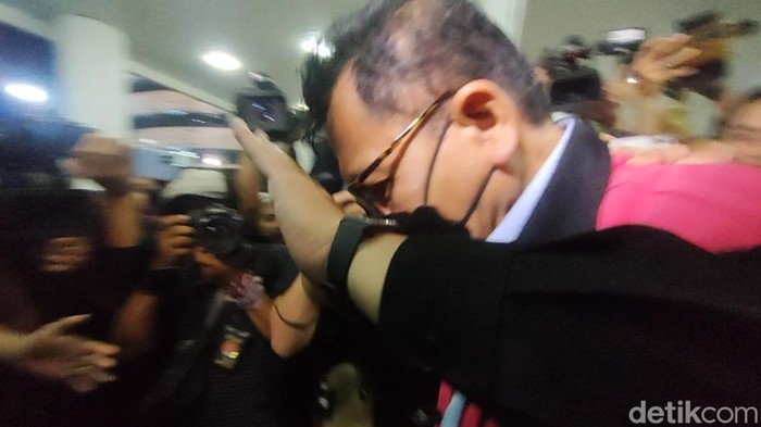 Mantan pejabat Mahkamah Agung (MA) Zarof Ricar (ZR) menjadi tersangka makelar kasus (markus) pemufakatan jahat dalam kasus dugaan suap vonis bebas Ronald Tannur bungkam saat ditanya soal eks Ketua PN Surabaya Rudi Suparmono. Foto: Dwi/detikcom