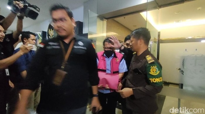 Mantan pejabat Mahkamah Agung (MA) Zarof Ricar (ZR) menjadi tersangka makelar kasus (markus) pemufakatan jahat dalam kasus dugaan suap vonis bebas Ronald Tannur bungkam saat ditanya soal eks Ketua PN Surabaya Rudi Suparmono. Foto: Dwi/detikcom