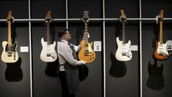 Melihat Ratusan Koleksi Gitar Ikon Rock Jeff Beck yang Bakal Dilelang Melihat Ratusan Koleksi Gitar Ikon Rock Jeff Beck yang Bakal Dilelang