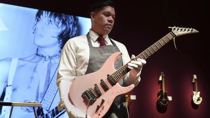 An art handler displays a Gibson, Kalamazoo, Michigan, circa 1959 and later A Solid-Body Electric Guitar, Les Paul, known as 'The Yardburst' at the Jeff Beck The Guitar Collection in London, England, Tuesday, Jan. 14, 2025, ahead of the pre-sale exhibition at Christies auction rooms in London. (AP Photo/Kirsty Wigglesworth)