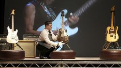 Melihat Ratusan Koleksi Gitar Ikon Rock Jeff Beck yang Bakal Dilelang