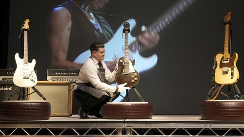 An art handler displays a Gibson, Kalamazoo, Michigan, circa 1959 and later A Solid-Body Electric Guitar, Les Paul, known as 'The Yardburst' at the Jeff Beck The Guitar Collection in London, England, Tuesday, Jan. 14, 2025, ahead of the pre-sale exhibition at Christies auction rooms in London. (AP Photo/Kirsty Wigglesworth)
