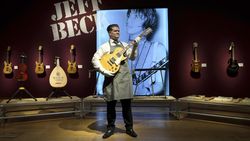 Melihat Ratusan Koleksi Gitar Ikon Rock Jeff Beck yang Bakal Dilelang