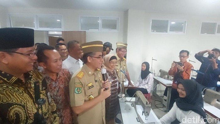 Menaker RI, Yassierli, melihat Pelatihan Menjahit di Kawasan Industri Terpadu (KIT) Batang, Selasa (14/1/2025).